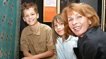 Die Schauspielerin Senta Berger besucht mit Kindern Plans Erlebnisausstellung „Weil wir Mädchen sind“.