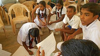 Die Schulkinder notieren ihre Verbesserungswünsche im Plan-Club. © Chandrasiri Dissanayake/Plan