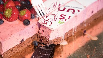 Der 50. Lauf der Frauenlaufserie wurde mit einem Geburtstagskuchen gefeiert. © Norbert Wilhelmi