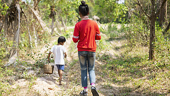 Die 15-jährige Sros ist alleine für ihren Bruder verantwortlich. Plan International hilft ihr, damit sie weiterhin zur Schule gehen kann. © Plan International / Karoliina Paatos