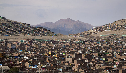 Blick auf die Ausläufer von Cusco in den peruanischen Anden