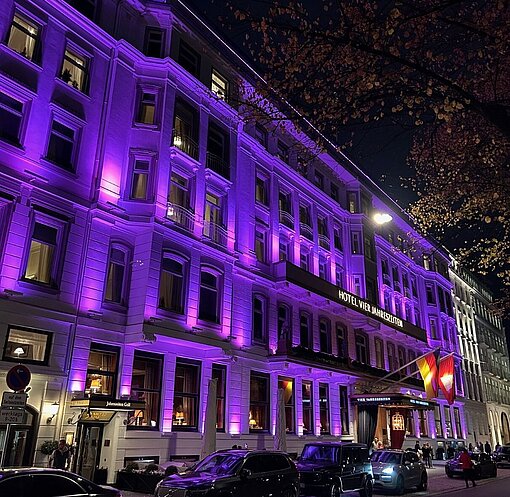 Am Jungfernstieg wurde es ebenfalls pink: Das Hotel Vier Jahreszeiten erleuchtete seine Fassade als Zeichen für Gleichberechtigung Pink erleuchtete Fassade des Hotel Vier Jahreszeiten in Hamburg
