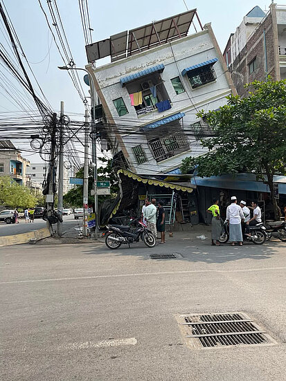 Ein mehrstöckiges Haus in Mandalay, Myanmar, steht schief und droht umzukippen.