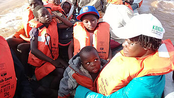 Hunderte Menschen mussten mit Booten gerettet werden.