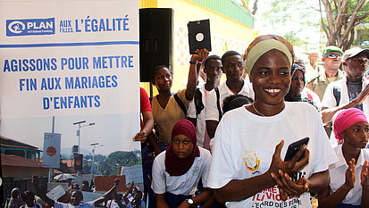 In Guinea wurde nach dem Start unserer Kampagne "Girls Get Equal" ein Netzwerk von Jugendlichen in allen acht Verwaltungsregionen eingerichtet. Es ermöglicht den Mädchen, Tabuthemen wie weibliche Genitalverstümmelung, frühe Heirat und Vergewaltigung in einer sicheren Umgebung zu diskutieren.