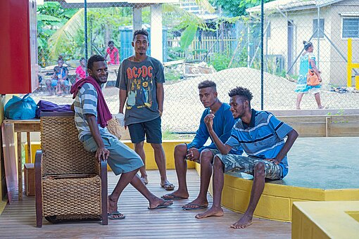 Beim Projekt „Safer Cities – Sichere Städte“ auf den Salomon-Inseln arbeitet Plan International mit Jungen und Männern aus der Hauptstadt Honiara zusammen Vier junge Männer aus Honiara
