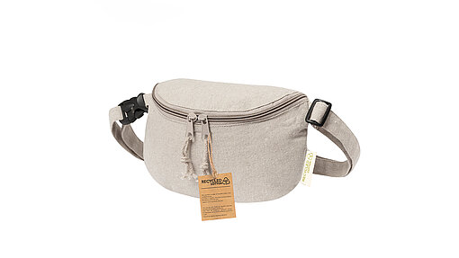 Naturfarbende Gürteltasche in seitlicher Ansicht