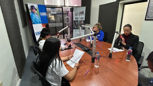 Radiostudio Enissa sitzt im Radiostudio