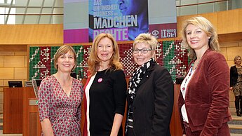 Maike Röttger, Vorsitzende der Geschäftsführung von Plan International Deutschland, Plan-Patin Marion Kracht, Carina Gödecke, Präsidentin des Landtags NRW und Daniela Jansen, Vorsitzende Ausschuss für Frauen, Gleichstellung und Emanzipation (v.l.n.r Maike Röttger, Vorsitzende der Geschäftsführung von Plan International Deutschland, Plan-Patin Marion Kracht, Carina Gödecke, Präsidentin des Landtags NRW und Daniela Jansen, Vorsitzende Ausschuss für Frauen, Gleichstellung und Emanzipation (v.l.n.r