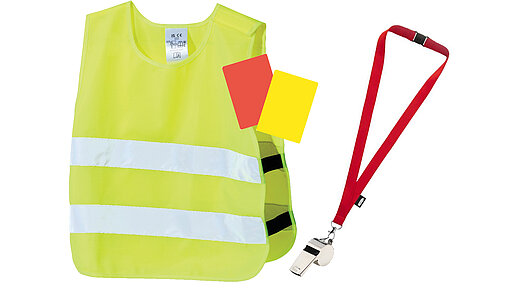 Set mit neongelber Weste, rote und gelbe Karte und Trillerpfeife am Band.