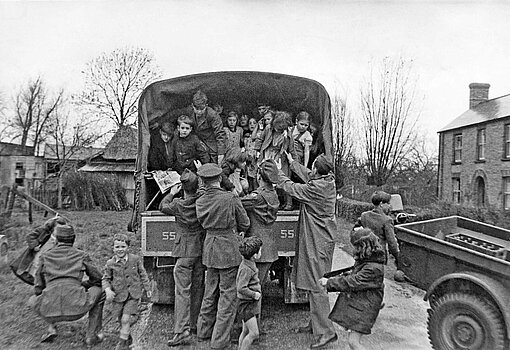 Ein LKW mit Kindern