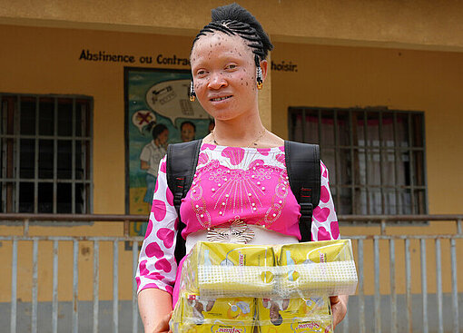 Mädchen mit Hygieneset von Plan 