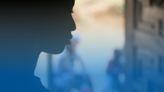 Profil einer jungen Frau, die von FGM/C betroffen ist.