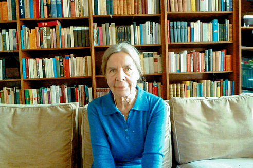 Kuratoriumsmitglied Antje Arold-Hahn sitzt vor einer Bücherwand