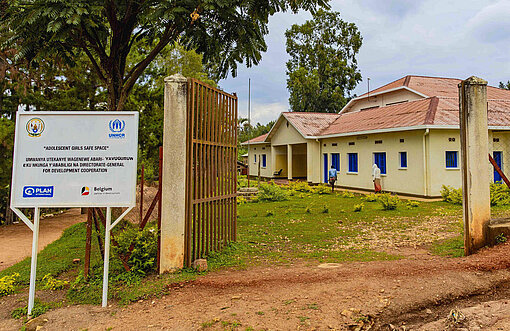 Eines von insgesamt vier Plan-Schutzzentren für Mädchen in Ruanda Ein gelblich gestrichenes Haus
