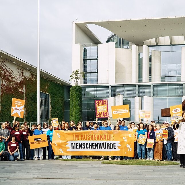 Gruppenfoto von der Protestaktion vor dem Bundeskanzleramt