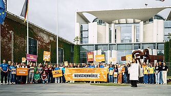 Gruppenfoto von der Protestaktion vor dem Bundeskanzleramt