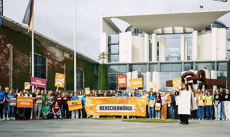 Gruppenfoto von der Protestaktion vor dem Bundeskanzleramt