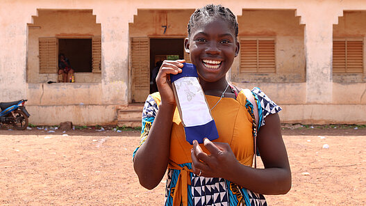Binden für Schülerinnen in Ghana Binden für Schülerinnen in Ghana