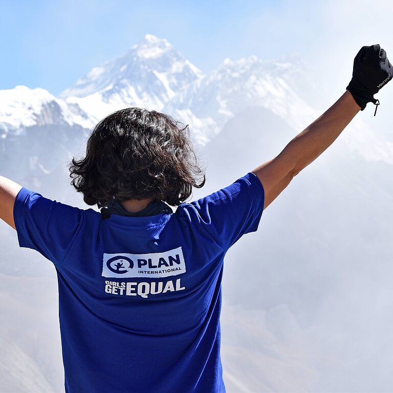 Bergsteiger auf dem Mount Everest von hinten.