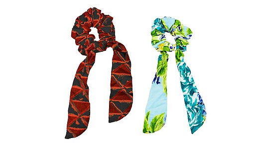 Scrunchies 2er Scrunchie Set. An dem mit Stoff ummantelten Gummi hängen zwei Schleifenenden.