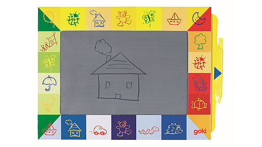 Tafel mit buntgestaltetem Rand, auf der grauen Tafelfläche in der Mitte ist als Beispiel ein Haus gezeichnet. 