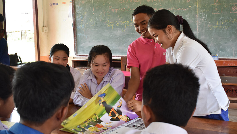 Lehrerinnen und Lehrer wie Simone (r.) wurden von Plan International ausgebildet. Sie setzen Gleichberechtigung nun im Alltag um und bekämpfen geschlechtsspezifische Barrieren. © Plan International Lehrerinnen und Lehrer wie Simone (r.) wurden von Plan International ausgebildet. Sie setzen Gleichberechtigung nun im Alltag um und bekämpfen geschlechtsspezifische Barrieren. © Plan International
