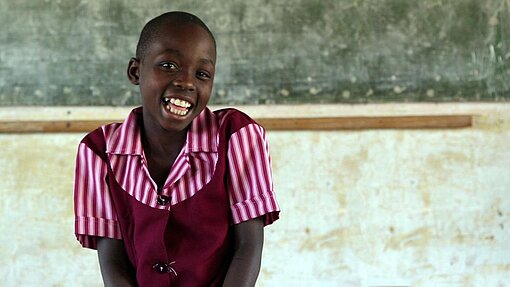 Mit unserem Projekt unterstützen wir junge Frauen und Mädchen dabei, den Kreislauf aus Armut, Frühverheiratung und finanzieller Abhängigkeit zu durchbrechen. Mit unserem Projekt unterstützen wir junge Frauen und Mädchen dabei, den Kreislauf aus Armut, Frühverheiratung und finanzieller Abhängigkeit zu durchbrechen.