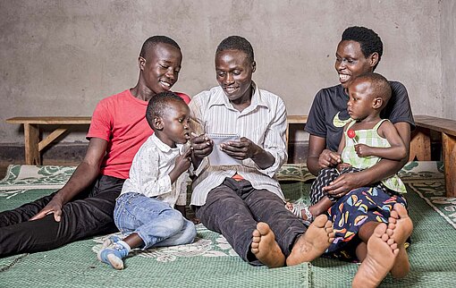 Das Programm für positive Vaterschaft und Männlichkeit von Plan International hat auch Frida, Theogene und ihre Kinder wieder einander näher gebracht Eine fünfköpfige Familie