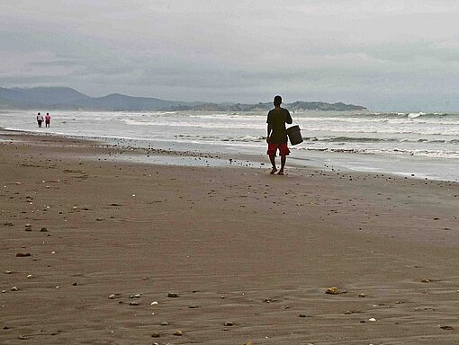 Blick auf den Pazifischen Ozean in der Provinz Manabí im Westen von Ecuador Ein Sandstrand am Meer