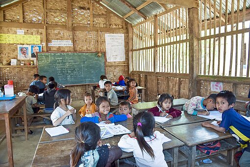 Schulklasse in den bergen von Nordwest Laos