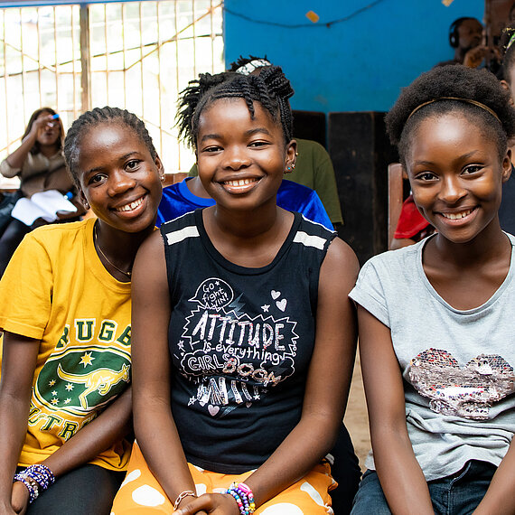 Mädchen nehmen an einem Projekt zu Führungsqualitäten teil