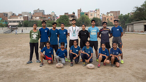 Mit Touch Rugby lernten die Mädchen und Jungen einander gleich zu behandeln. Mannschaftsfoto des Touch-Rugby-Teams auf dem Sportplatz.