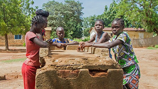 Plan International unterstützt Kinder und Jugendliche in der Zentralafrikanischen Republik (ZAR) mit Bildungsangeboten. Credit: © Ina Thiam