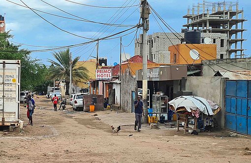 In der Innenstadt der Hauptstadt Juba Ein Sandweg mit Häusern