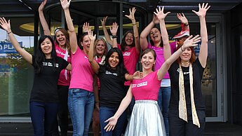 Wir nehmen das Motto ernst und glitzern schon mal vor: Das Plan-Läuferinnen-Team freut sich auf den Women’s Run. © Plan International