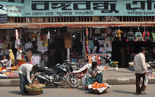 Läden in Bangladeschs Hauptstadt Dhaka Verkäufer in Bangladeschs Hauptstadt Dhaka.