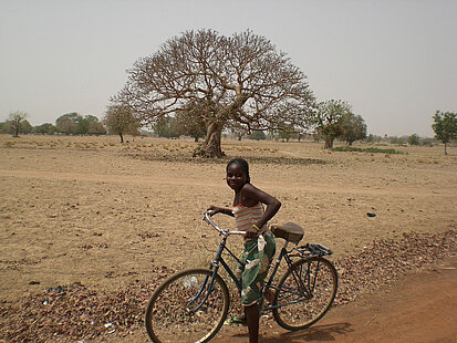 Spaß auch ohne Profi-Velo: Mädchen in Burkina Faso fahren gerne Fahrrad Spaß auch ohne Profi-Velo: Mädchen in Burkina Faso fahren gerne Fahrrad