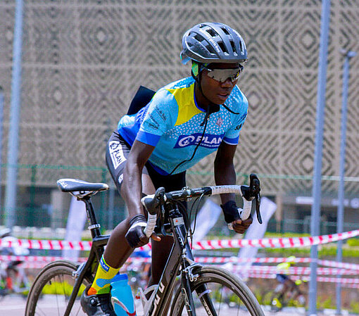 Auf dem Fahrrad ist Amina ganz in ihrem Element Ein Mädchen in Fahrrad-Montur fährt Rennrad