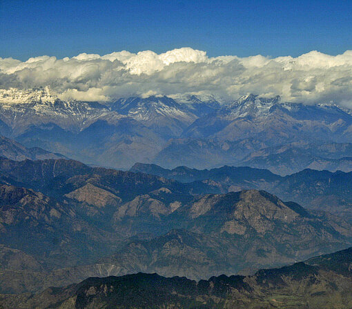 Blick auf schneebedeckte Berge