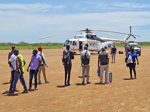 Die Vereinten Nationen (UN) unterstützen die humanitäre Arbeit in Südsudan und bieten Flüge unter anderem mit Transporthubschraubern an Ein Helikopter steht auf einem Sandplatz