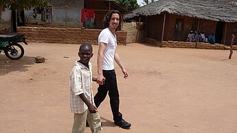 Markus Streicher und Ansumane auf dem Weg zur Schule.