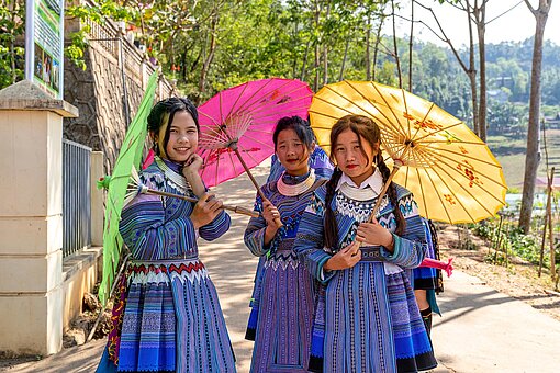 Drei H'Mong-Mädchen bei einem „Champions of Change“-Event Drei junge Vietnamesinnen haben sich extra traditionelle Kleider angezogen