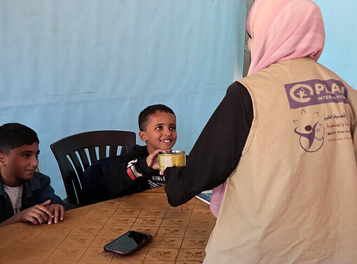 Kinder erhalten Nahrung von Plan