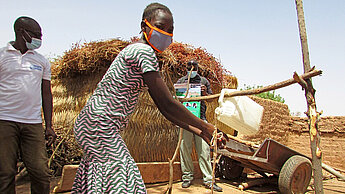 Im Rahmen der Corona-Nothilfe haben wir in unseren Projekt- und Programmgebieten lokale Handwaschstationen, sogenannte Tippy-Taps, errichtet. So auch in Burkina Faso. ©Plan International