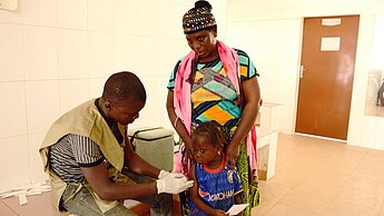 Mit Nohilfe-Maßnahmen unterstützt Plan den Kampf gegen Meningitis. © Plan Mit Nohilfe-Maßnahmen unterstützt Plan den Kampf gegen Meningitis. © Plan