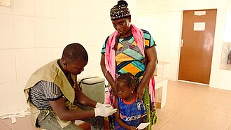 Mit Nohilfe-Maßnahmen unterstützt Plan den Kampf gegen Meningitis. © Plan