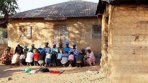 In alternativen Initiationsriten geben die Mütter ihr Wissen an ihre Töchter weiter. In alternativen Initiationsriten geben die Mütter ihr Wissen an ihre Töchter weiter.