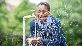 Wasser ist für uns alle von zentraler Bedeutung © Plan International / Joshua Kumunda