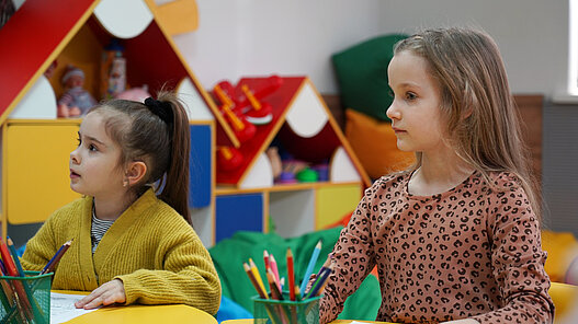 Mädchen nehmen an einem Kunstworkshop im „Let's go“-Zentrum in Kiew teil.